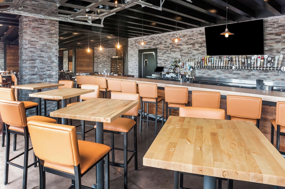 Cobblestone Hotel & Suites Appleton International Airport - photo 39