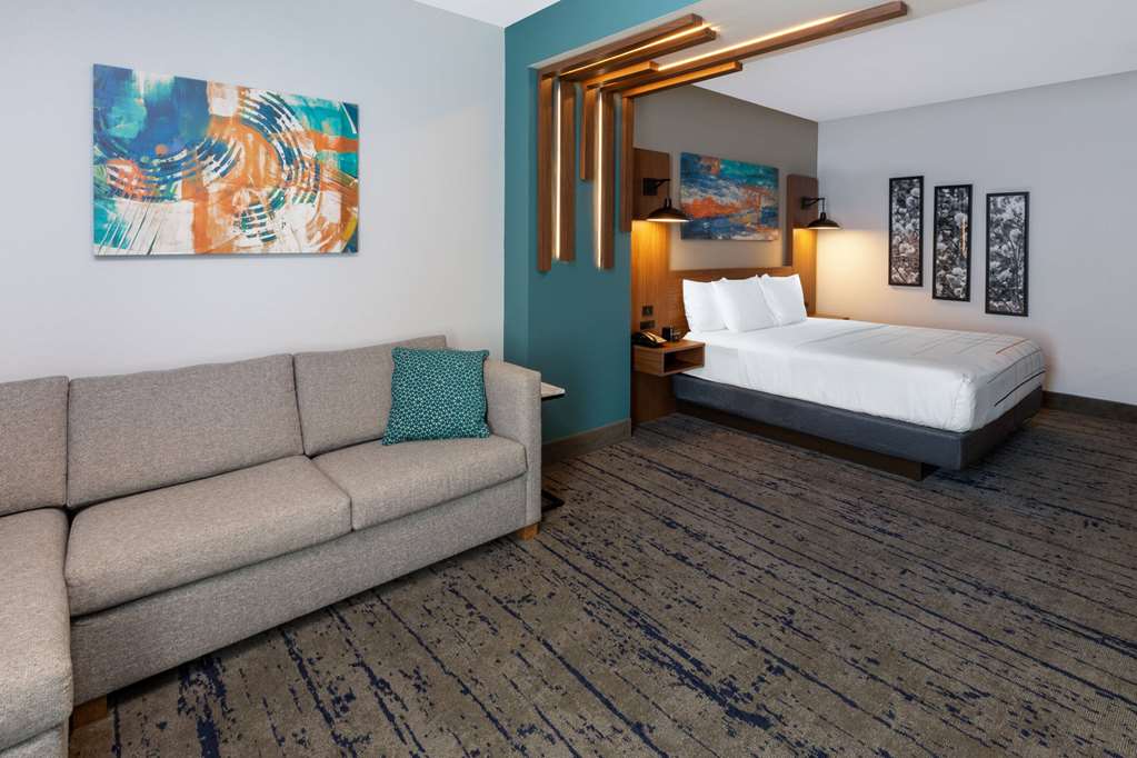 La Quinta Inn & Suites by Wyndham Dallas Frisco Stadium - photo 18