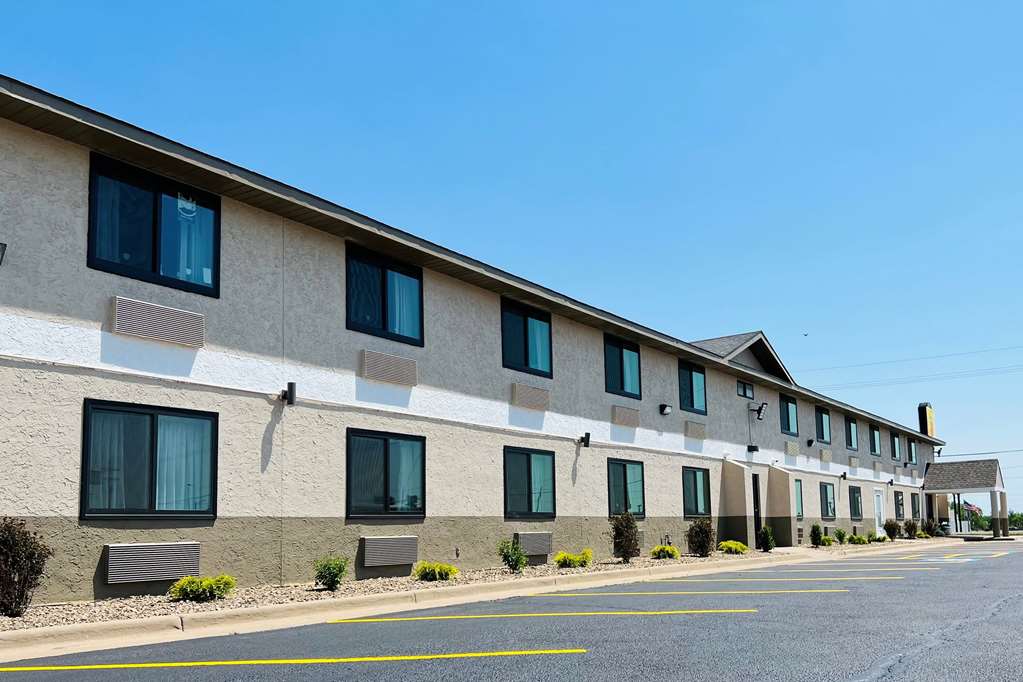 Super 8 by Wyndham Pratt - photo 2