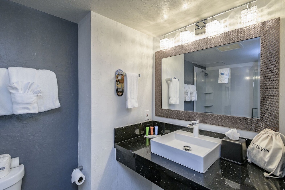 Lions Gate Hotel - photo 42