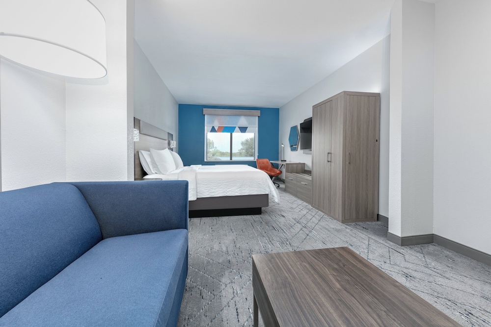 Holiday Inn Express Hotel & Suites Winnie by IHG - photo 12