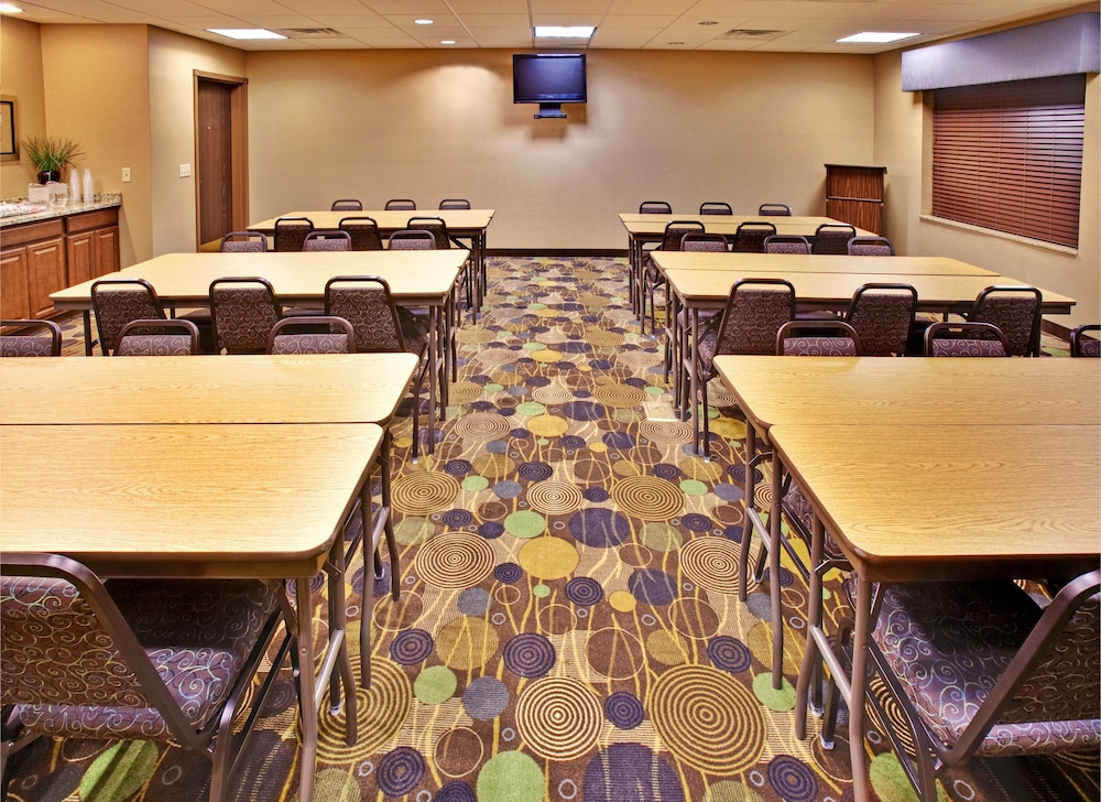 Holiday Inn Express Hotel & Suites Dubuque by IHG - photo 28