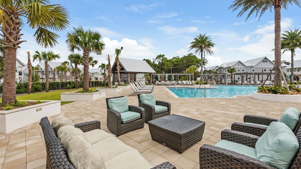 Modern Comfort Resort Style Pool: Perfect Prominence Location for 10 - photo 22