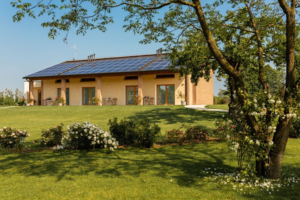 Agriturismo Casa Fiorindo — 4-Star Luxury Hotel in Meolo, Italy