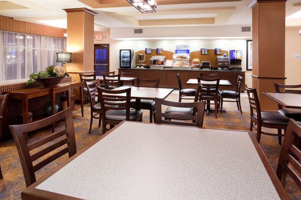 Holiday Inn Express Hotel & Suites LAMAR by IHG - photo 22