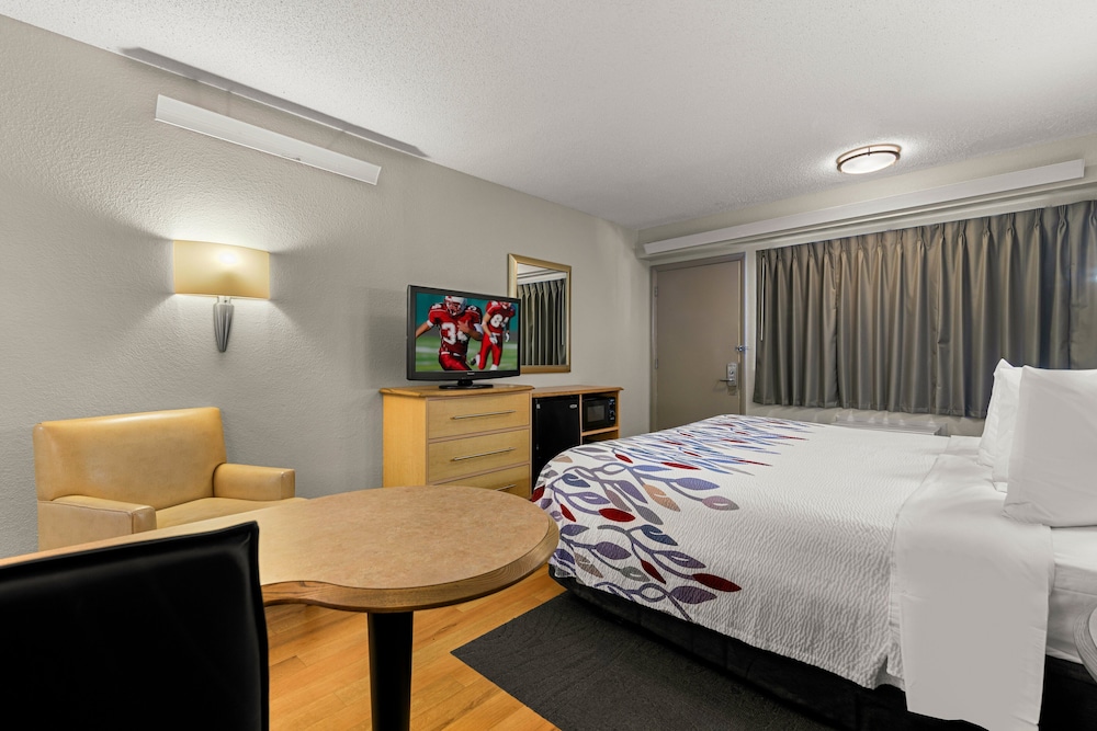 Red Roof Inn Salem - photo 17