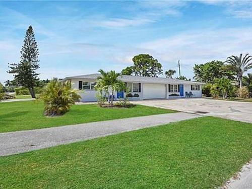 699 Beach Oasis Walk Bike To Beach Fenced Backyard Large Driveway — 4-Star Luxury Hotel in Naples, United States