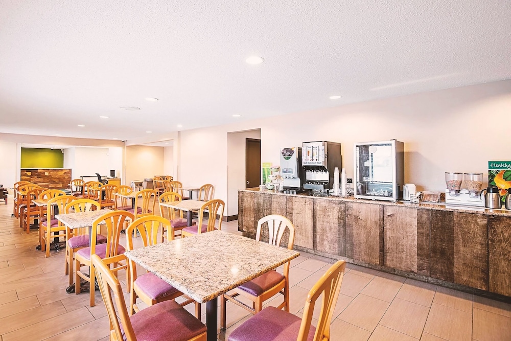 Norwood Inn & Suites Milwaukee - photo 34