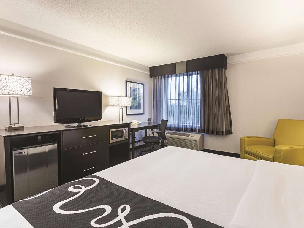 La Quinta Inn & Suites by Wyndham Atlanta Roswell - photo 8