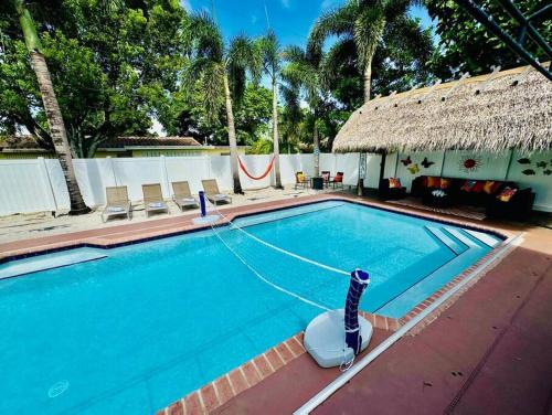 Beach And Fun Heated Pool Tiki Hut Firepit - last minute hotel in Pompano Beach