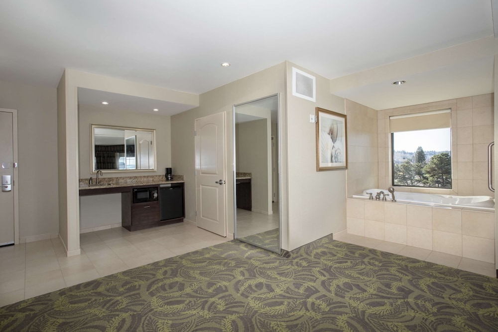 Hampton Inn and Suites Astoria - photo 60