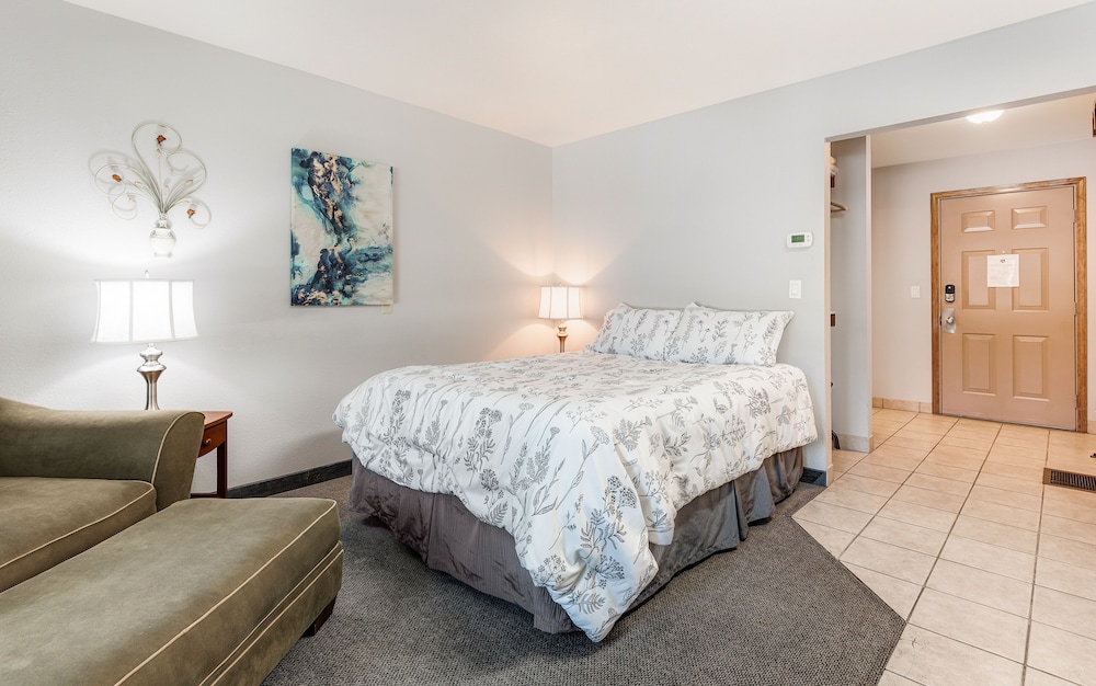 Bend Riverside Inn & Suites - photo 125