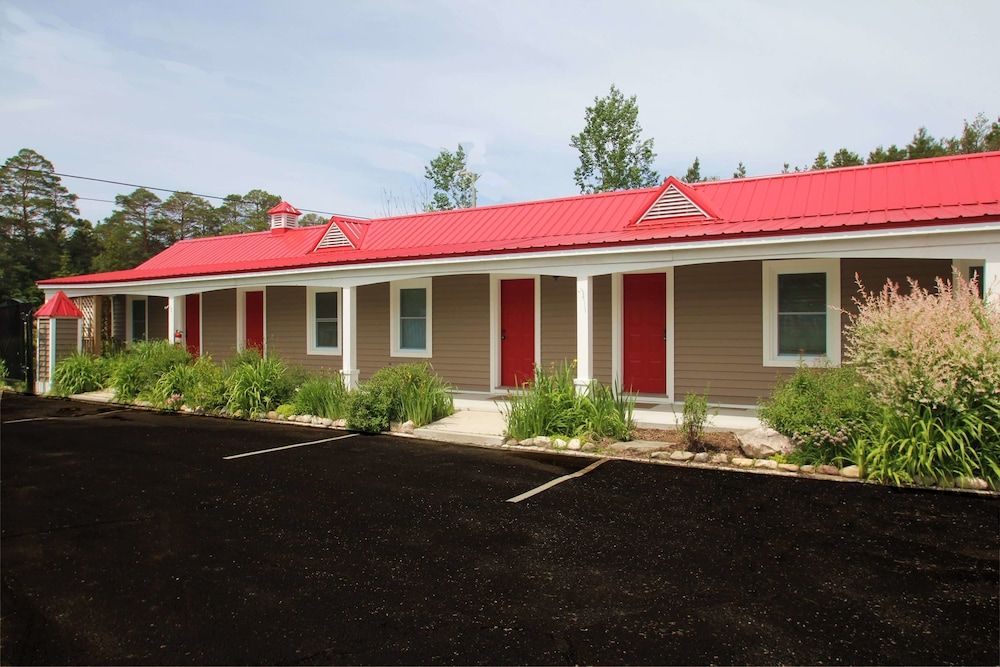 Mackinac Lake Trail Motel - carbon neutral hotel in Mackinaw
