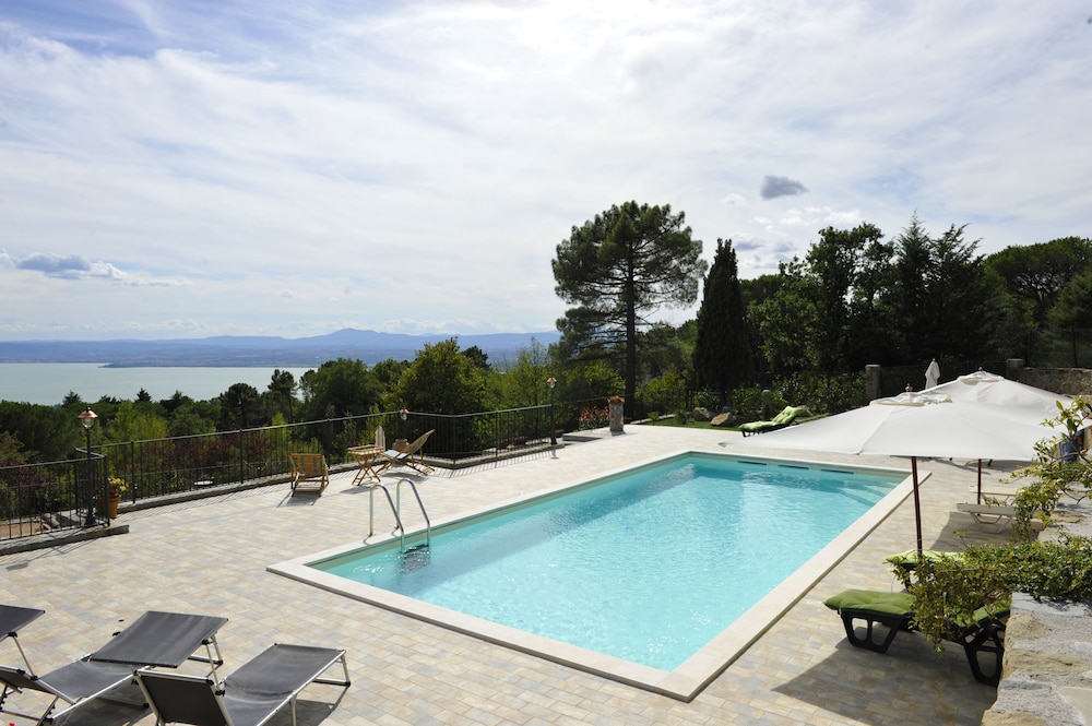 Bed & Breakfast Villa Sensi — 4-Star Luxury Hotel in Tuoro Sul Trasimeno, Italy