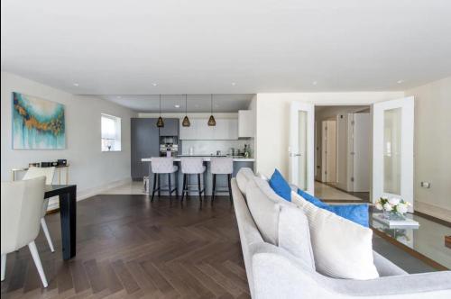 2Bd 2Ba Urban Oasis Chcl F4 — 4-Star Luxury Hotel in Chigwell, United Kingdom