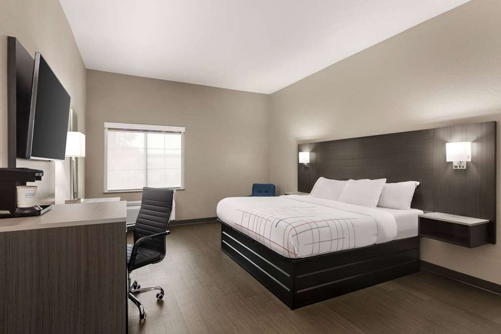 La Quinta Inn & Suites by Wyndham San Antonio N Stone Oak - photo 11