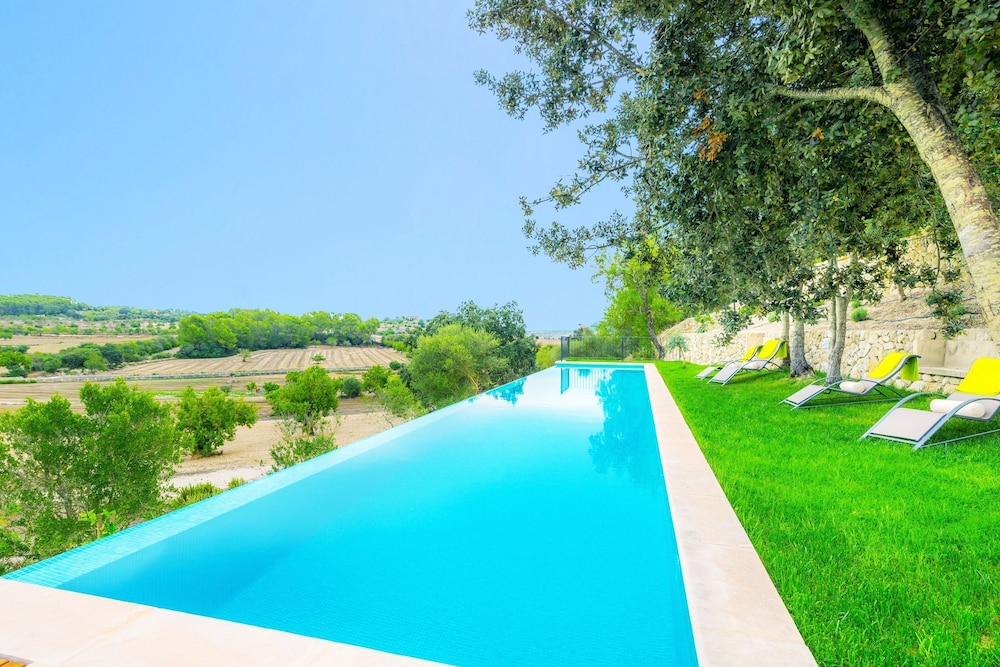 Country House Sa Serra — 4-Star Luxury Hotel in Lloret De Vistalegre, Spain