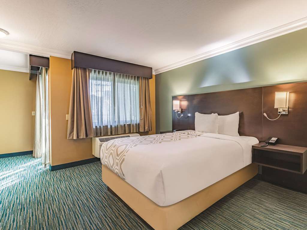 La Quinta Inn & Suites by Wyndham San Francisco Airport West - photo 40