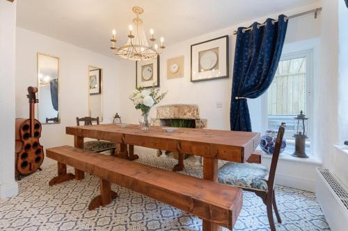 Killorglin Irish Pub with Hot Tub That Sleeps 19