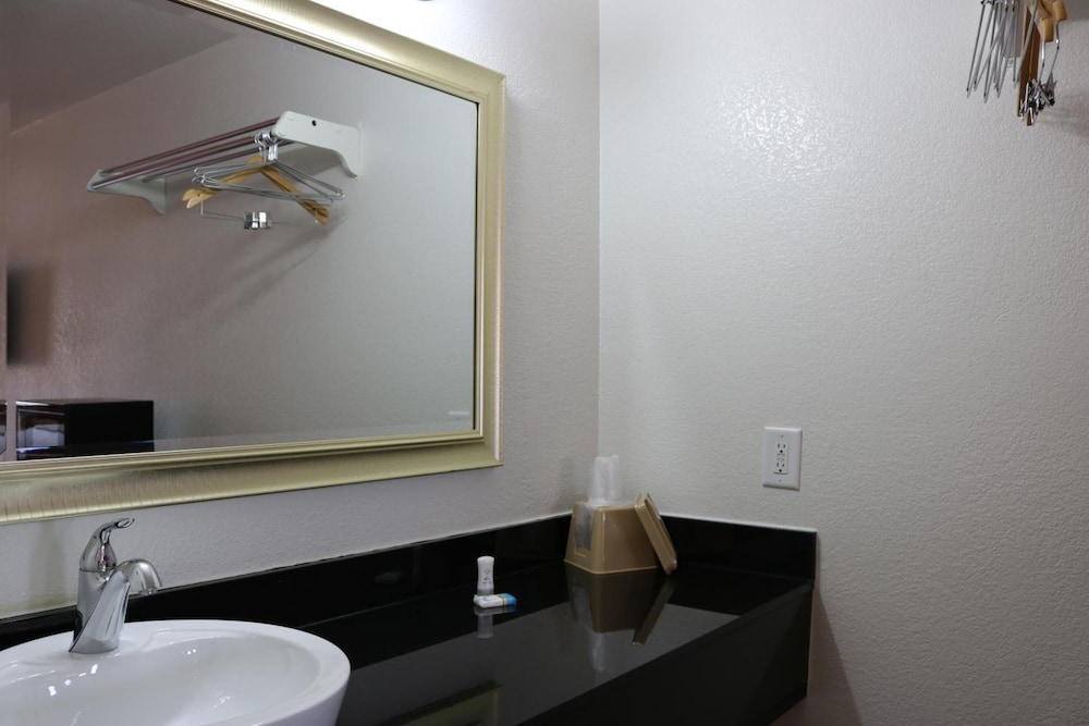 Heritage Inn & Suites - photo 12