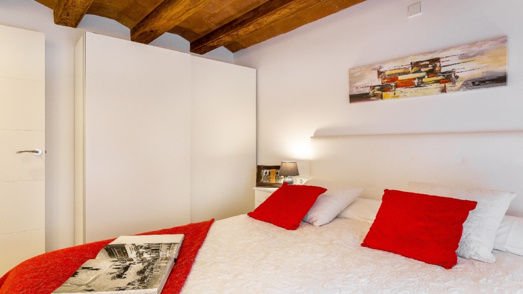 1 BR Vintage Suite Principal with Balcony 2nd Floor HOA 42159 — 4-Star Luxury Hotel in Barcelona, Spain