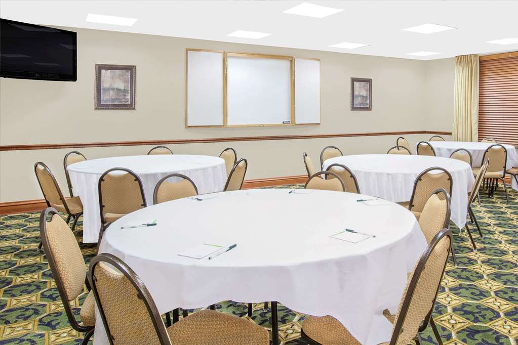 Wingate by Wyndham Lafayette Airport - photo 26