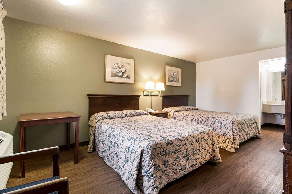 Econo Lodge Bartlesville Hwy 75 - photo 4