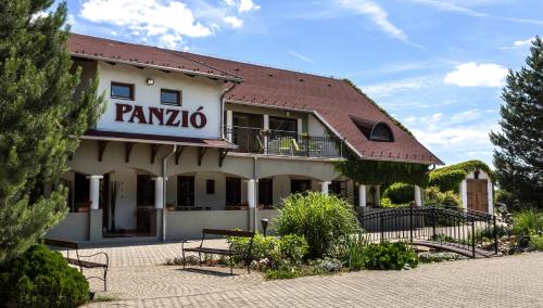 Simon Panzió és Borászat in Gardony, Hungary