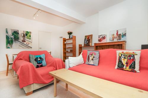 Elegant 2 Bedroom Getaway w Terrace & Garden Views — 4-Star Luxury Hotel in London, United Kingdom