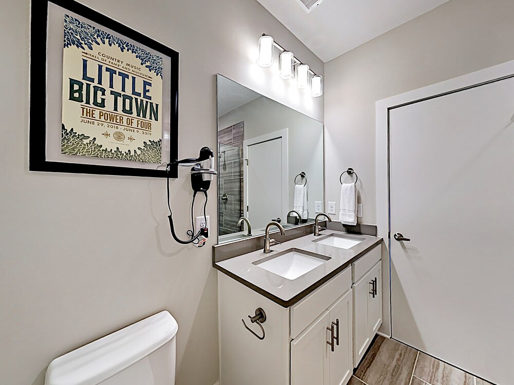 Visually Stunning 2BR 1.5BA Near Downtown Balcony w City View Nashville - photo 19