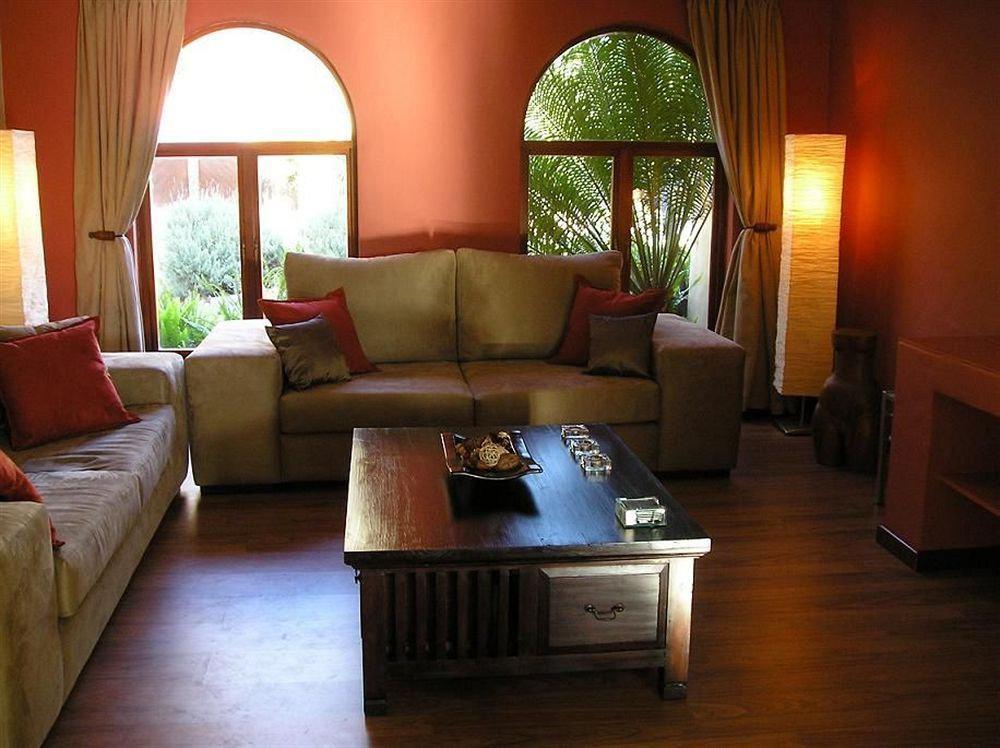 Villa Rustique Guest House — 4-Star Luxury Hotel in Oudtshoorn, South Africa