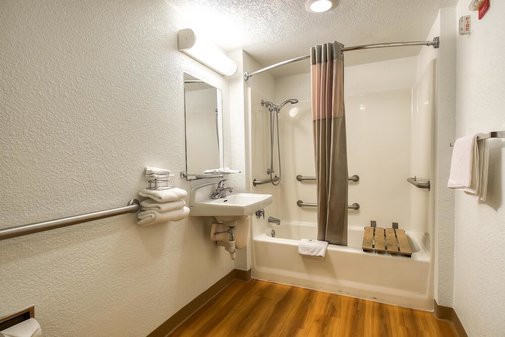 Motel 6 Los Angeles Long Beach - photo 17