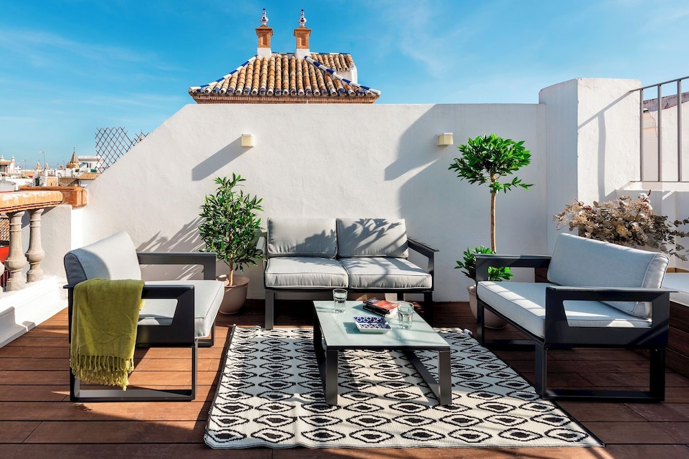 Genteel Home Francos Entretejas — 4-Star Luxury Hotel in Sevilla, Spain