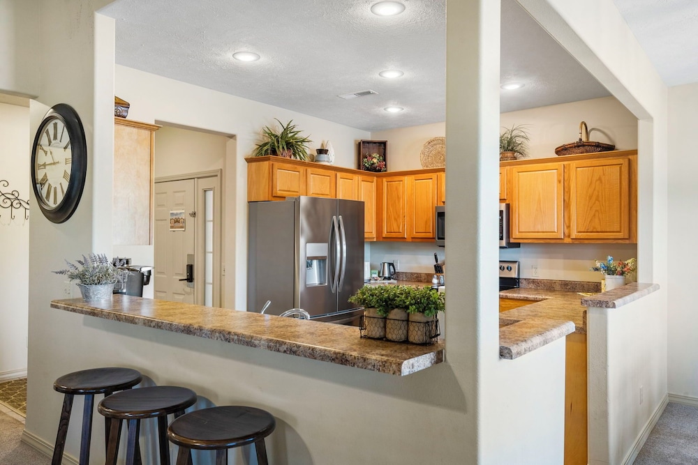 Honey Bee Inn w Communal Amenities & More - photo 12