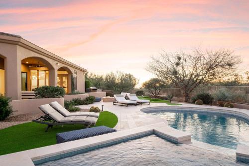 Sierra Luxe Home Chic Design Dream Backyard with Pool — 4-Star Luxury Hotel in Scottsdale, United States