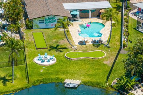 Waterfront Oasis Htd Pool Puttputt Bocce Ball — hotel in Redington Shores