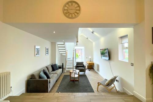 Spacious 4 Bedroom Duplex with Free Private Parking Central Location Near Doncaster Racecourse Sleeps 7 — 4-Star Luxury Hotel in Doncaster, United Kingdom