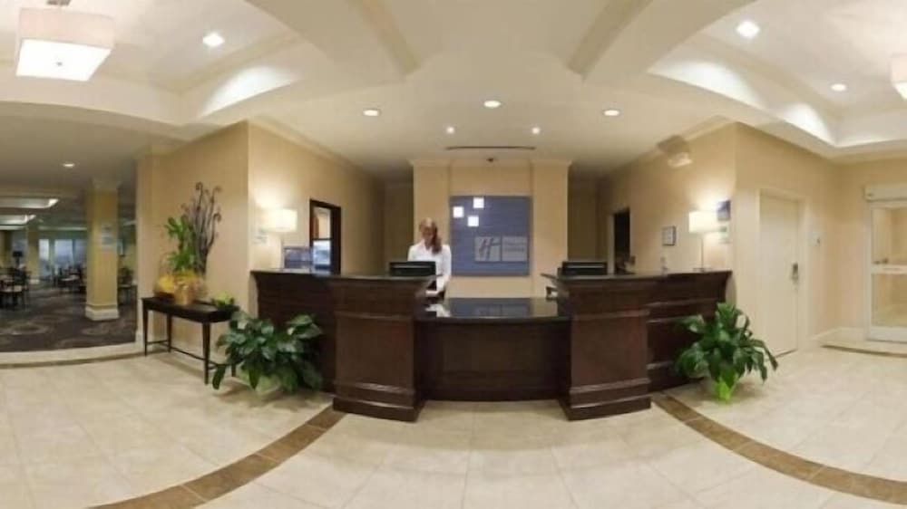 Holiday Inn Express Pembroke an IHG Hotel - photo 3