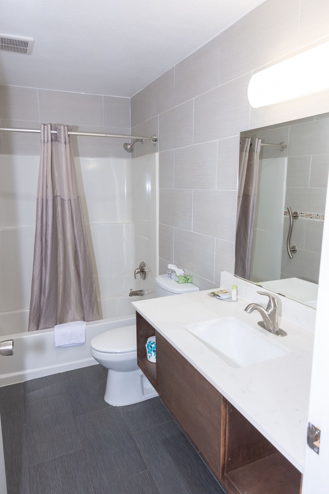 Value Inn Bellflower - photo 14