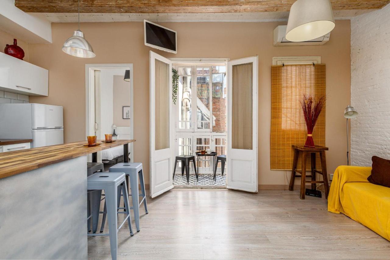 Sunny Retro Flat Balcony in Poble Sec — 4-Star Luxury Hotel in Barcelona, Spain