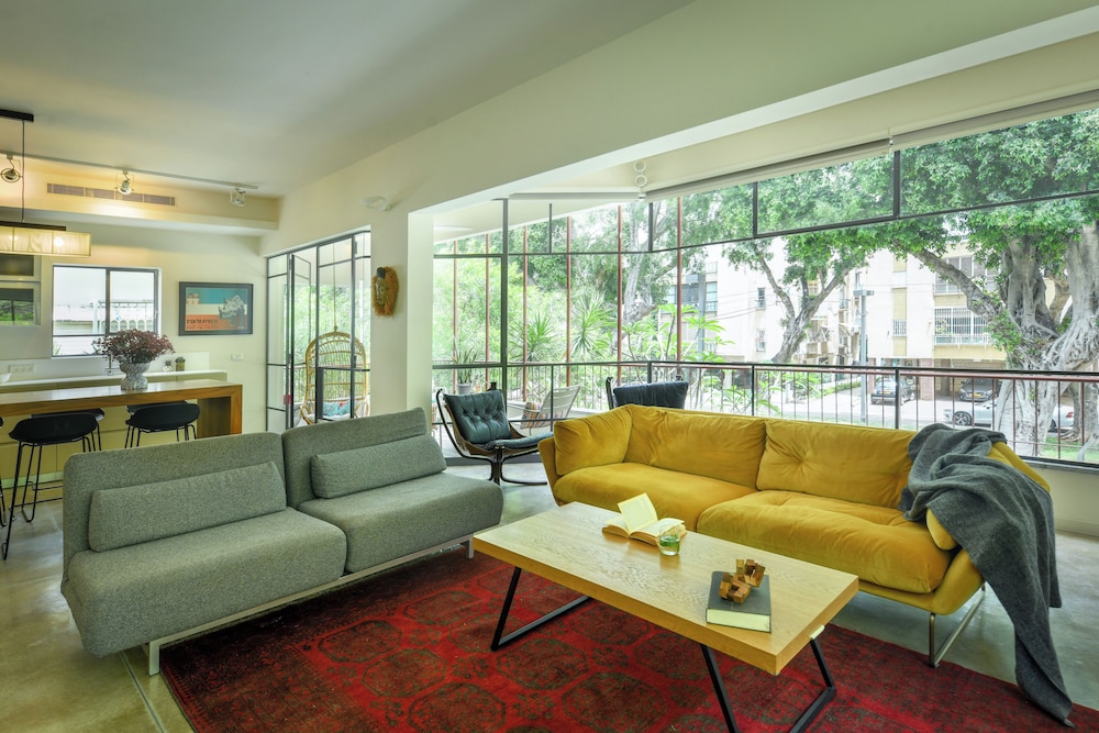 Spacious Green 3BR Apt w Balcony in City Center — 4-Star Luxury Hotel in Tel Aviv, Israel