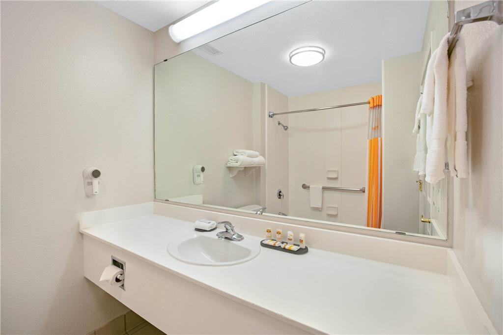 La Quinta Inn & Suites by Wyndham DFW Airport South Irving - photo 18