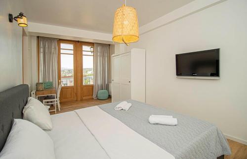 3BR Scenic Terrace Apt in Abanotubani By Wehost