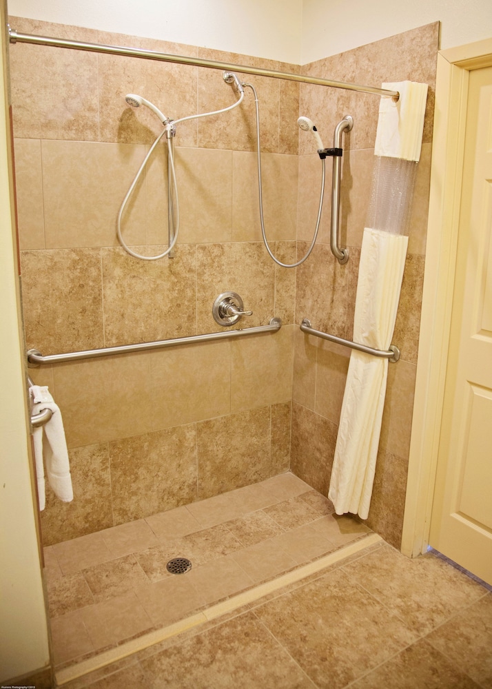 Big Lake Inn & Suites - photo 32