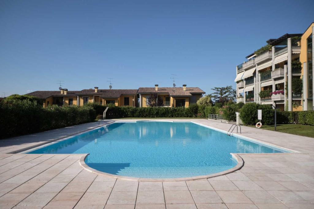 Sidonia apartment for three people in a residence with swimming pool. — 4-Star Luxury Hotel in Desenzano Del Garda, Italy