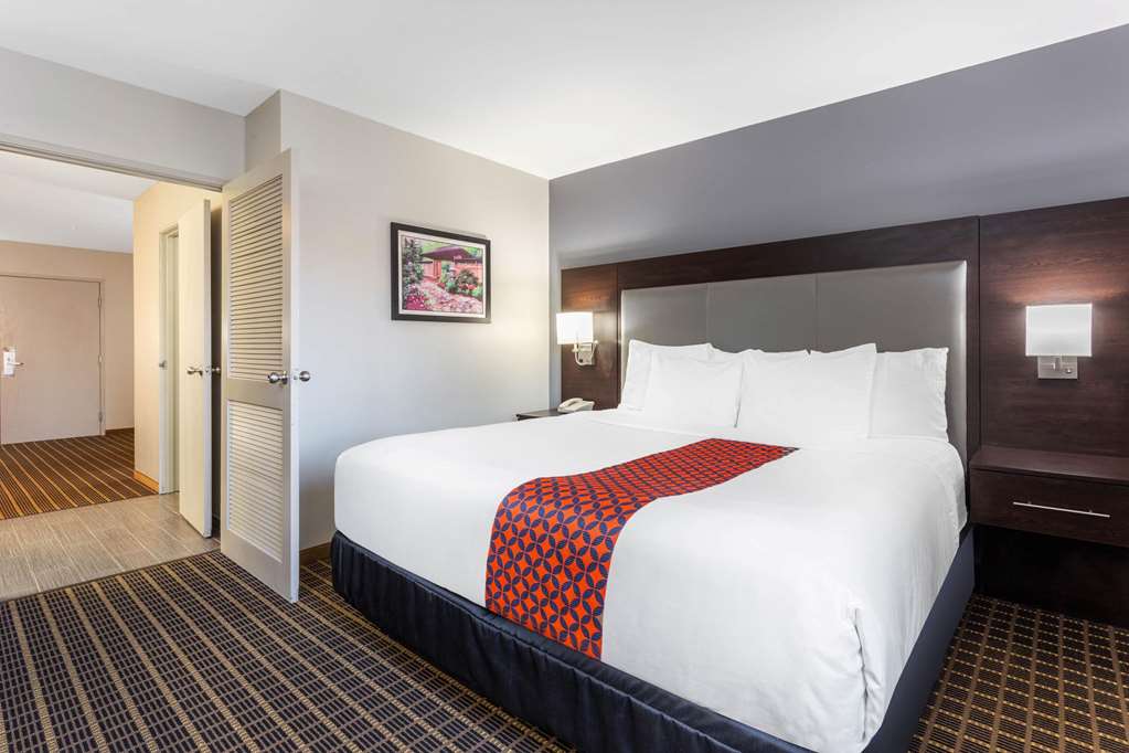 La Quinta Inn & Suites by Wyndham Rockford - featured photo