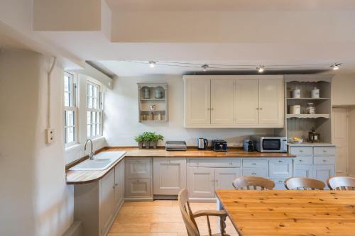Hilltop House by Birch Stays