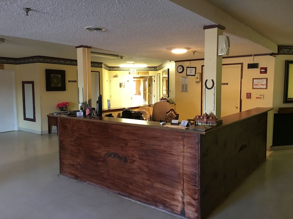Reddy Inn and Suites - photo 8