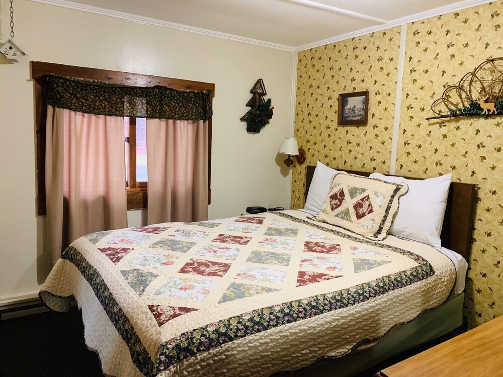 Carroll Motel & Cottages - photo 6