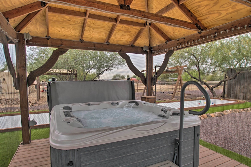 Patio and Pool Table Kick Back Corral in Phoenix — hotel in Anthem